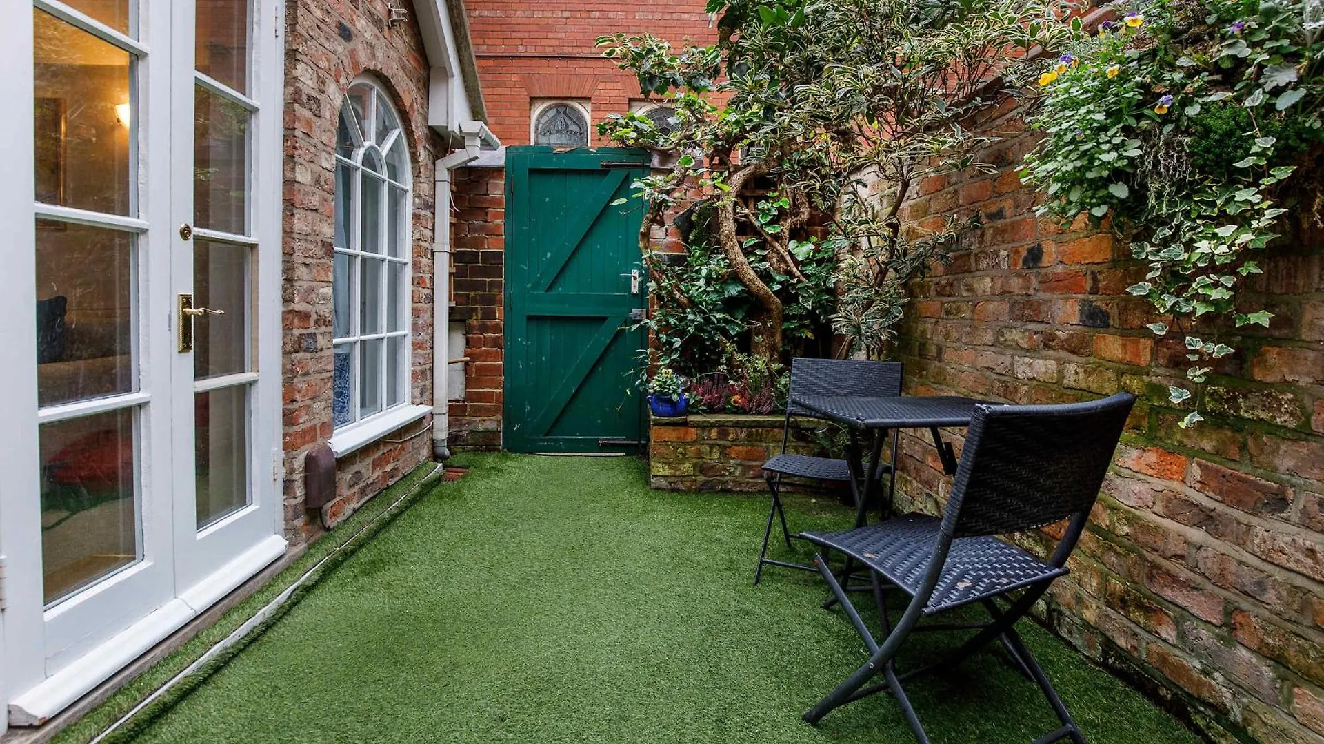 Вилла Monk Bar Garden Hideaway Йорк Великобритания